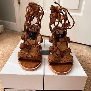 Dolce Vita Lydie Style heel in Saddle Suede